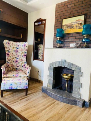 Dawn Suite - 1 BR in mussoorie with fireplace by Homeyhuts